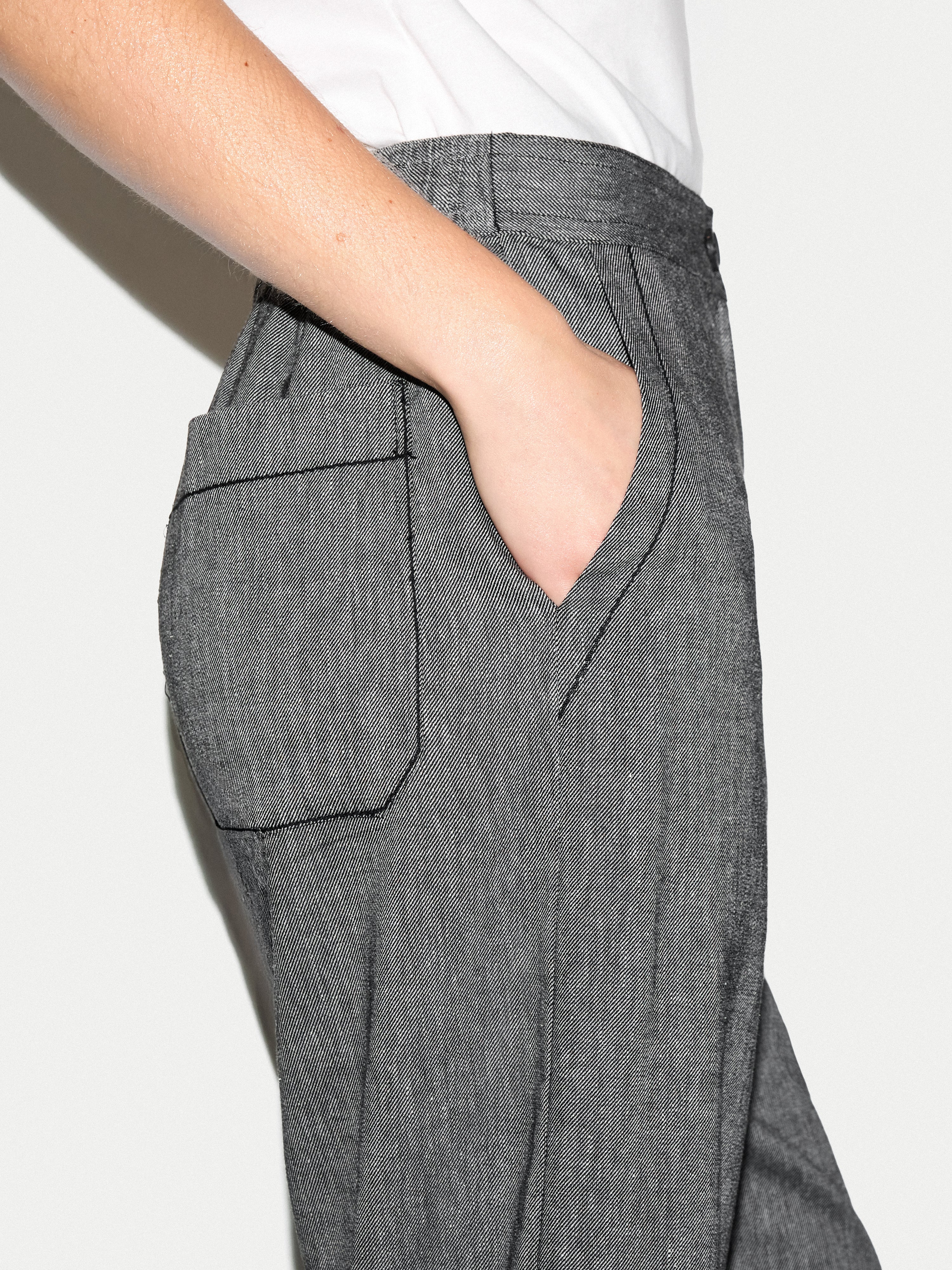 Chambray Cropped Trouser | Black - Image 3