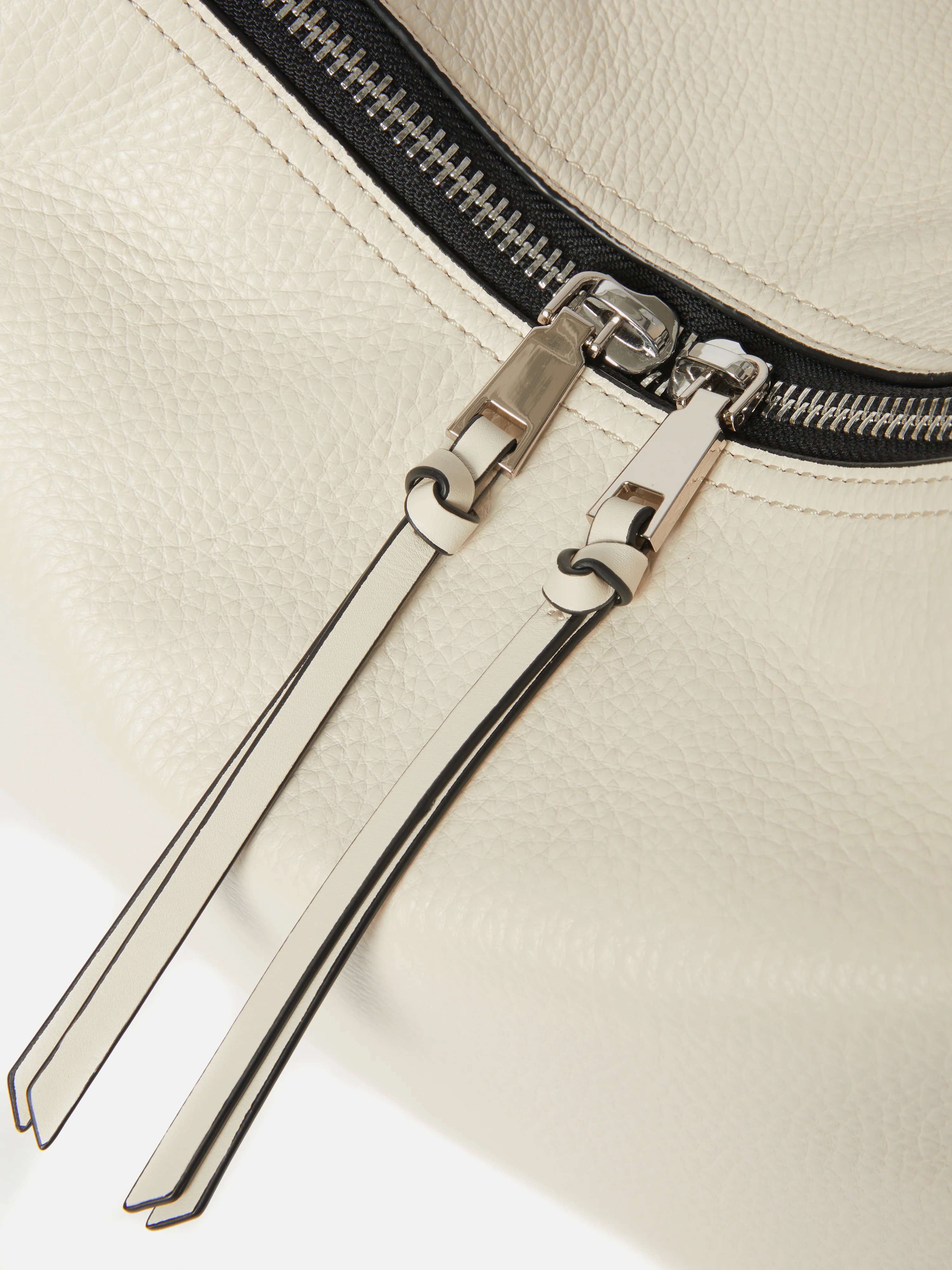 Large Trafalgar Shoulder Bag | White - Image 9