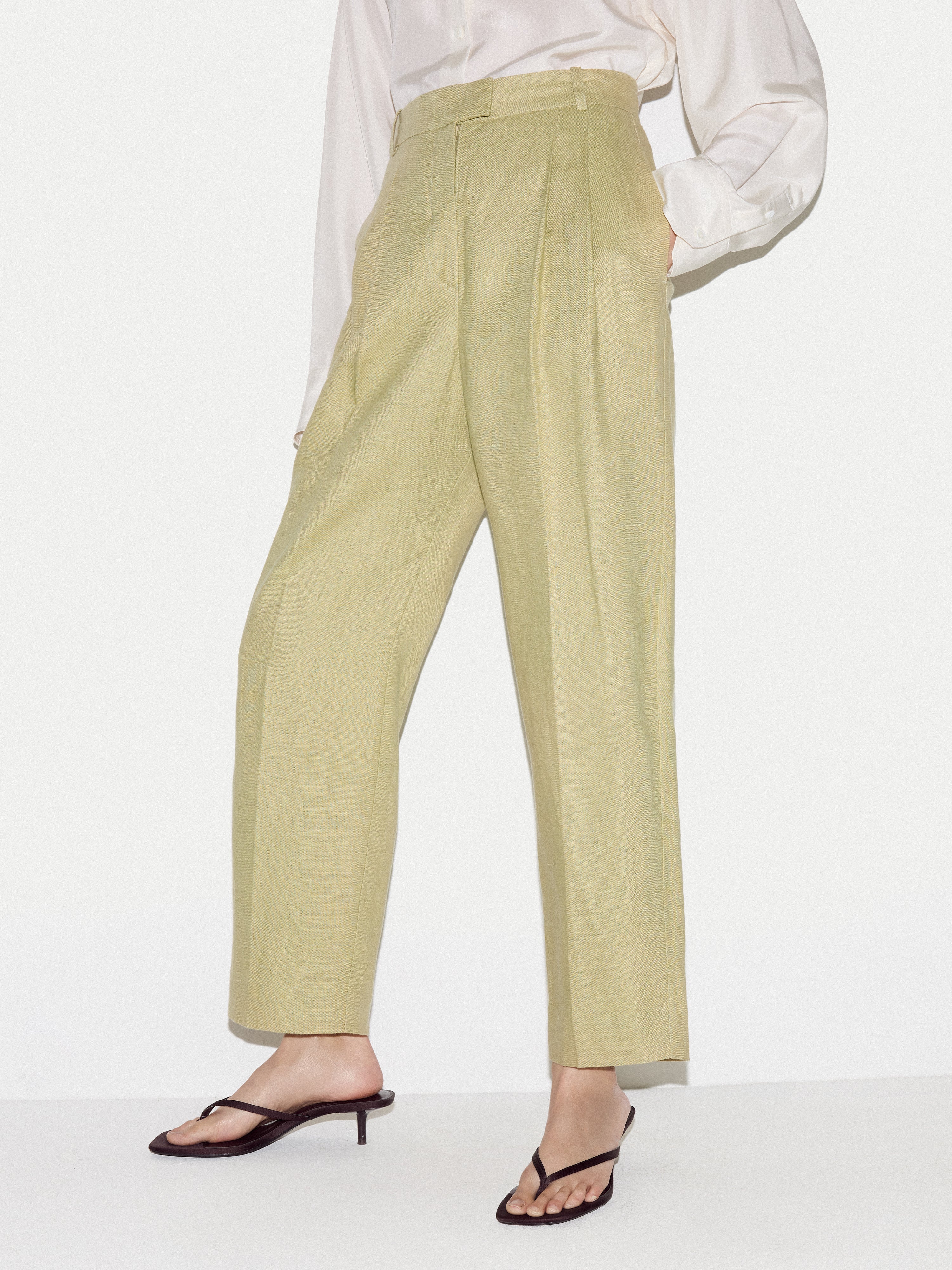 Linen Pleat Tapered Trouser | Green - Image 3