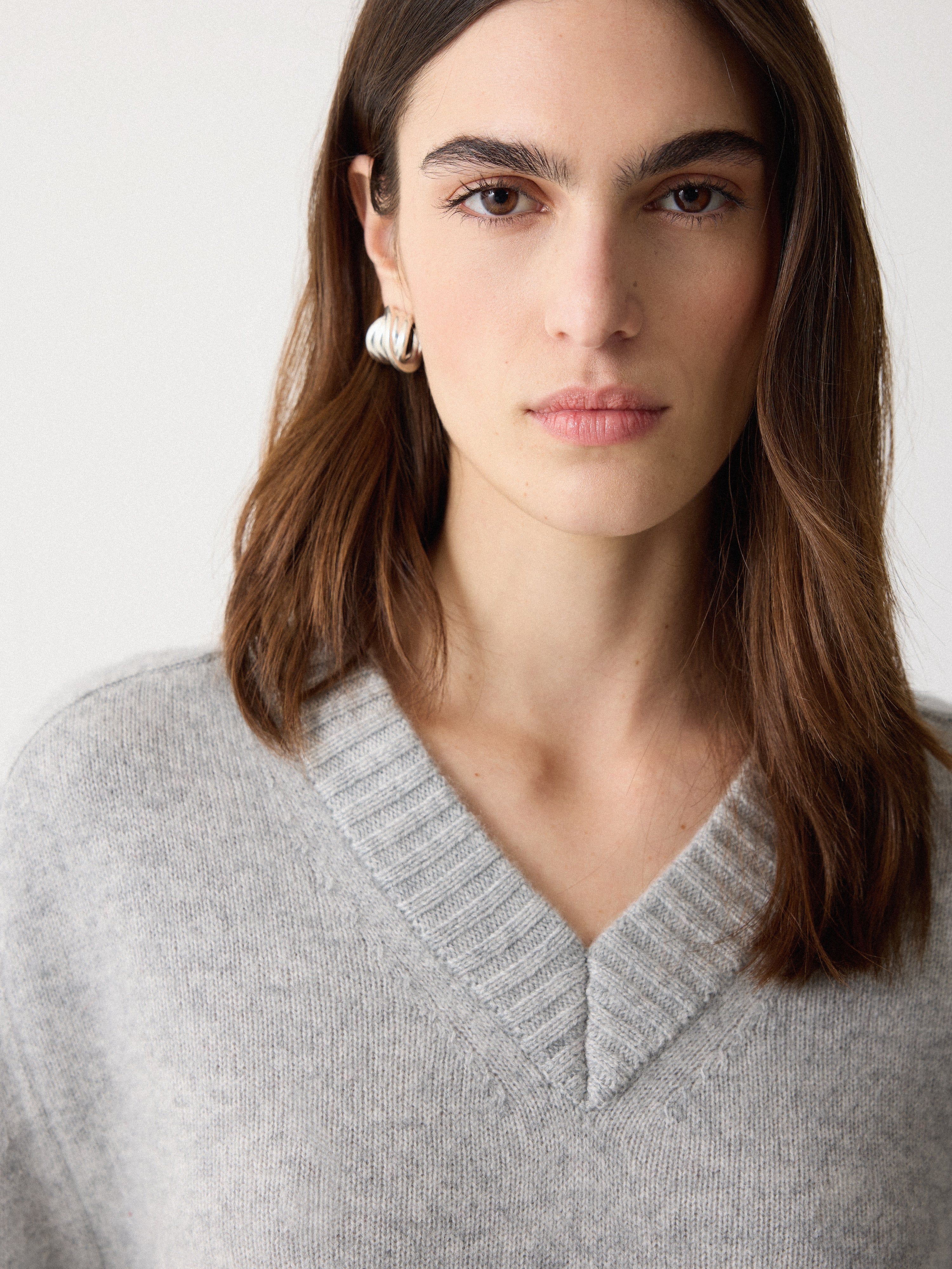 Wool Cashmere Blend V Neck Jumper | Grey - Image 3