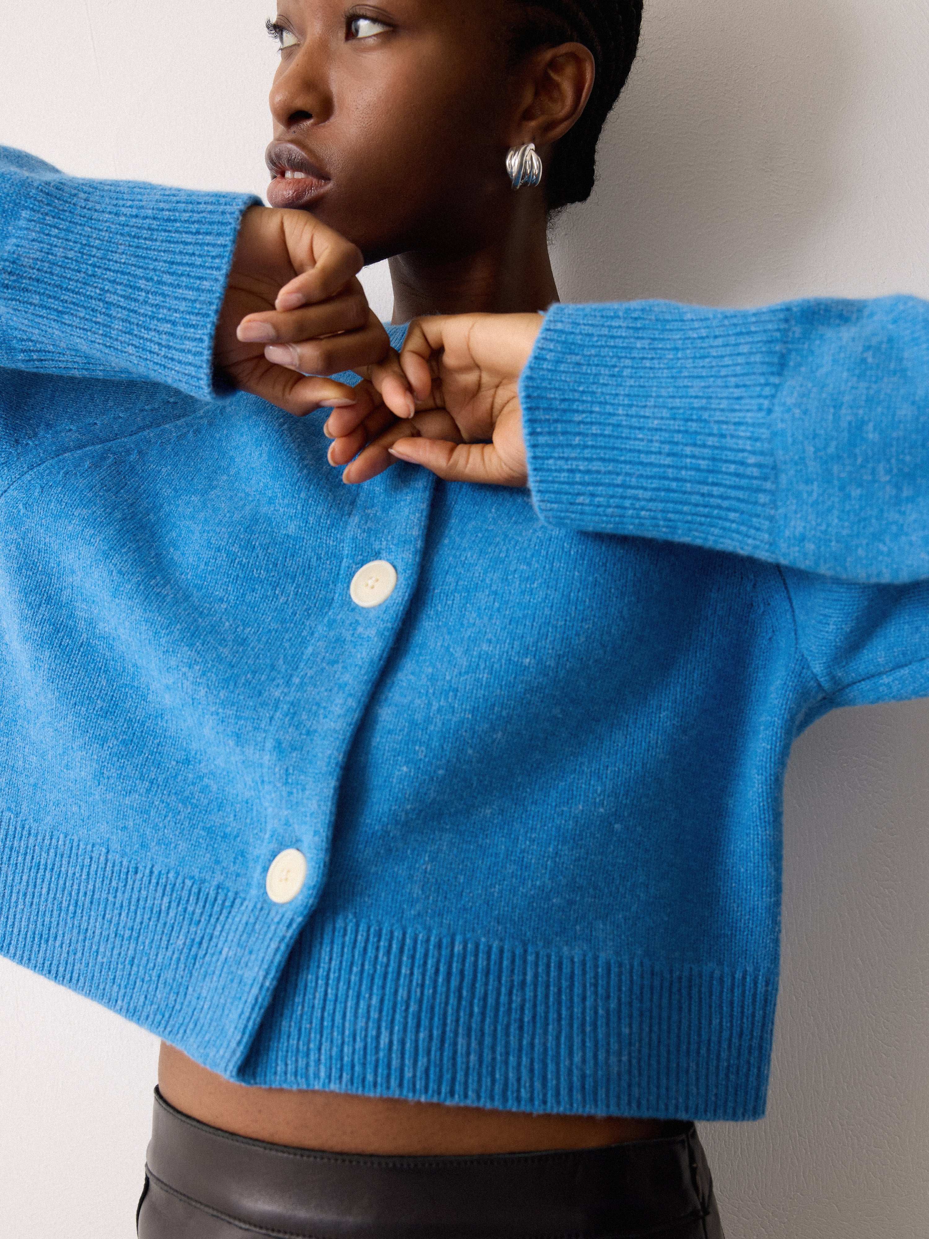 Wool Cropped Raglan Cardigan | Blue - Image 3